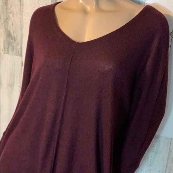 Size Lg Women's lightweight asymmetrical sweater from Felina - Picture 7 of 7